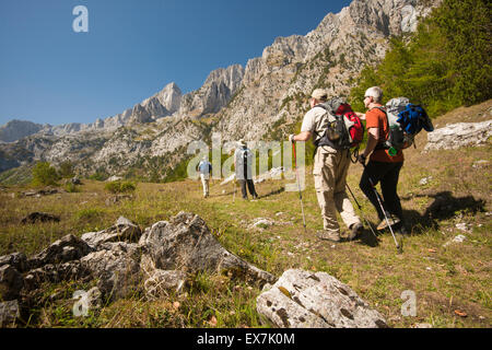 Gruppieren Sie wandern aus Gusinje, Montenegro nach Theth, Albanien. Stockfoto