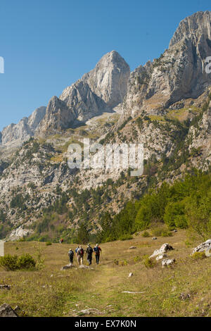 Gruppieren Sie wandern aus Gusinje, Montenegro nach Theth, Albanien. Stockfoto