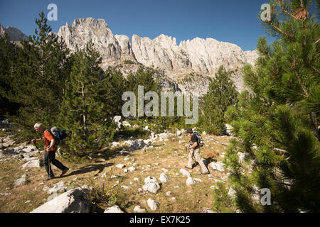 Gruppieren Sie wandern aus Gusinje, Montenegro nach Theth, Albanien. Stockfoto