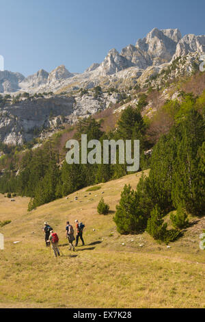 Gruppieren Sie wandern aus Gusinje, Montenegro nach Theth, Albanien. Stockfoto