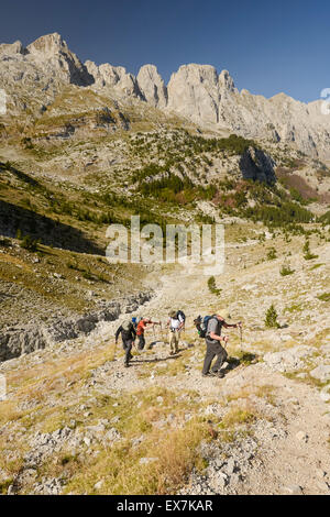 Gruppieren Sie wandern aus Gusinje, Montenegro nach Theth, Albanien. Stockfoto