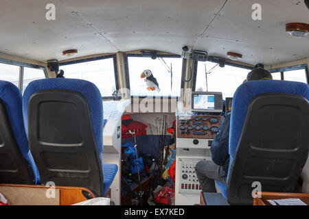 Kapitän am Ruder Meeresangelns auf einem Charter Boot Reykjavik Island Stockfoto