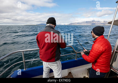 Männer Meeresangelns auf einem Charter Boot Reykjavik Island Stockfoto