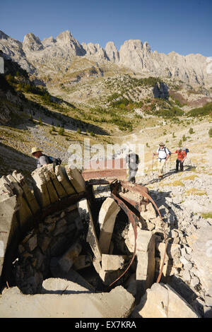 Gruppieren Sie wandern aus Gusinje, Montenegro, Theth, Albanien verlassenen Kuppel Bunker. Stockfoto