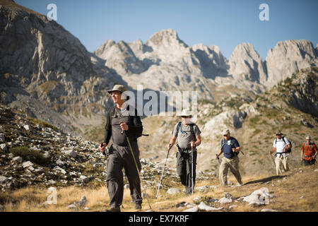 Gruppieren Sie wandern aus Gusinje, Montenegro nach Theth, Albanien. Stockfoto