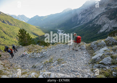 Gruppieren Sie wandern aus Gusinje, Montenegro nach Theth, Albanien. Stockfoto