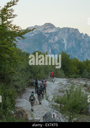 Gruppieren Sie wandern aus Gusinje, Montenegro nach Theth, Albanien. Stockfoto