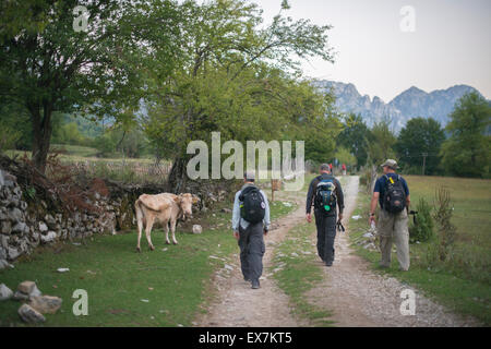 Gruppieren Sie wandern aus Gusinje, Montenegro nach Theth, Albanien.  Dieses Foto in Albanien und das Tal von Theth. Stockfoto