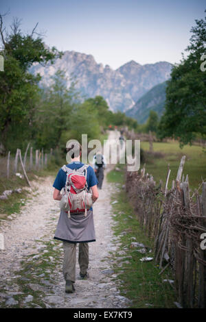 Gruppieren Sie wandern aus Gusinje, Montenegro nach Theth, Albanien.  Dieses Foto in Albanien und das Tal von Theth. Stockfoto