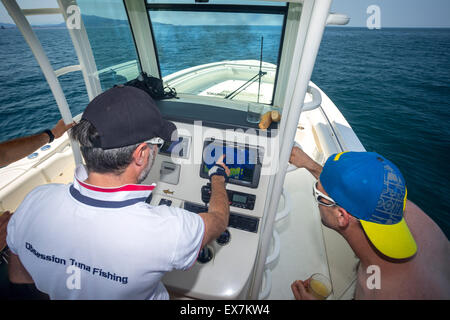 Seereise mit Freunden. Die hier verwendeten Boot-Modell ist ein Boston Whaler 320 Empörung. Stockfoto