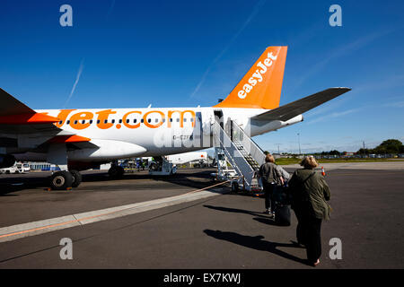 ein Easyjet Flugzeug Passagiere hinten Schritte bei Belfast International Airport UK Stockfoto