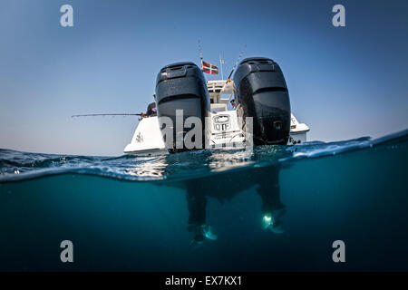 Ein Boston Whaler 320 Empörung Schnellboot mit seinen 300 PS Außenborder Mercury Motoren. Stockfoto