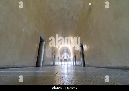 Licht am Ende des langen bogenförmigen Flur in Kultur Museum von Oaxaca, ein ehemaliges Kloster Stockfoto