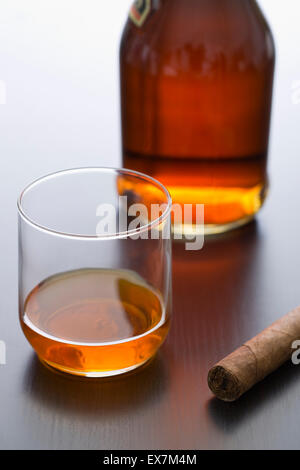 Whisky und Zigarre auf Tisch Stockfoto