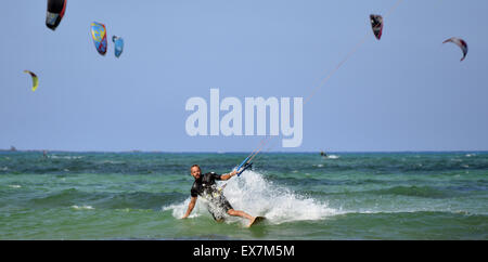 Kitesurfer auf Fuerteventura Kanaren Parque Natural Las Dunas de Corralejo Stockfoto