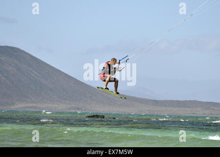 Kitesurfer auf Fuerteventura Kanaren Parque Natural Las Dunas de Corralejo Stockfoto