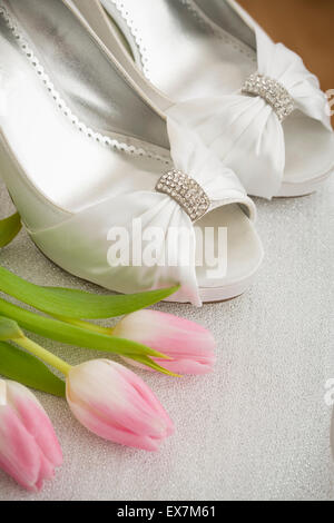 Weißes Kleidschuhe und rosa Tulpen Stockfoto