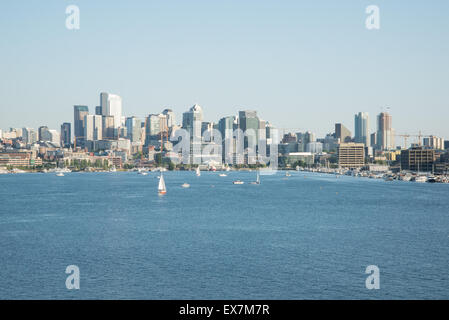 Ein Blick auf Downtown Seattle und Union-See, von Gas Works Park. Stockfoto