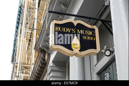 Rudis Musik SoHo, grämte ein Geschäft, das verkauft Gitarren und andere Musikinstrumente und Zusatzausrüstung Stockfoto