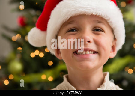 Lächeln auf den Lippen tragen Weihnachtsmütze junge (6-7) Stockfoto