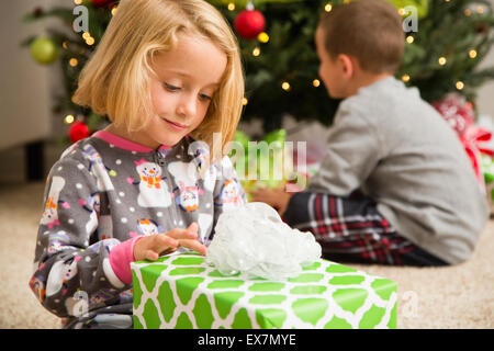 Mädchen (6-7) Verpackung Weihnachtsgeschenk Stockfoto