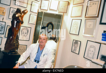 BEVERLY HILLS, CA – MAI 19: Prominenter plastischer Chirurg Dr. Arnold Klein in Beverly Hills, Kalifornien am 19. Mai 2002. Stockfoto