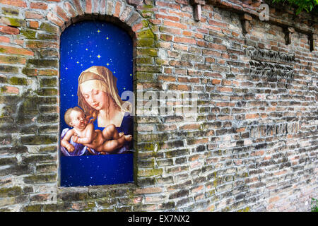 Votiv AEDI-gewidmet der Jungfrau Maria mit Jesus Christus Kleinkind in den Backstein-Mauern der mittelalterlichen Festung in Italien Stockfoto