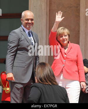 Tirana, Albanien. 8. Juni 2015. German chancellor Angela Merkel (R) Wellen als albanische Ministerpräsident Edi Rama steht neben ihr in Tirana, Albanien, am 8. Juni 2015. Besuch von Bundeskanzlerin Angela Merkel Mittwoch sagte hier Deutschland Albanien auf dem Weg in die Europäische Union (EU) unterstützt. © Qani Ata/Xinhua/Alamy Live-Nachrichten Stockfoto