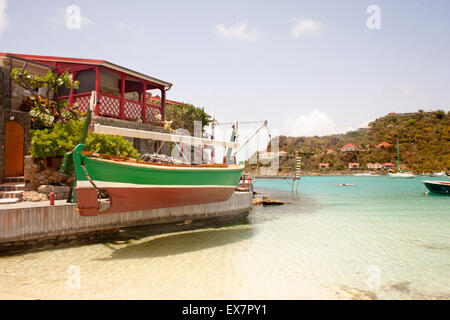 Eine schöne grüne Holzboot angedockt an das berühmte Eden Rock Hotel in St. Barts Stockfoto