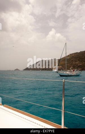 Wolken bewegen über das türkisblaue Karibische Meer und die Insel St. Barts, vom Boot aus gesehen Stockfoto