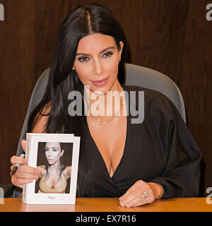 Kim Kardashian West besucht Signierstunde für Veranstaltung "Egoistisch", mit der Selfie Fotografie von Kim Kardashian West, im Barnes & Noble im The Grove.  Mitwirkende: Kim Kardashian West wo: Los Angeles, California, Vereinigte Staaten von Amerika bei: 7. Mai 2015 Stockfoto