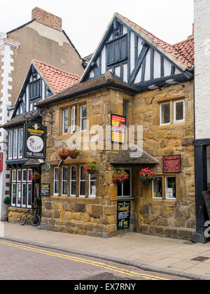 Das Vlies eine historische Stein und Holz Gastwirtschaft gegenüber dem Rathaus in Northallerton High Street North Yorkshire UK Stockfoto