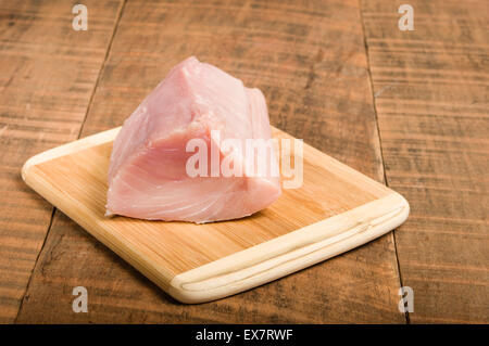 Rohen Thunfisch-Steak auf Schneidebrett für Vorbereitung Stockfoto