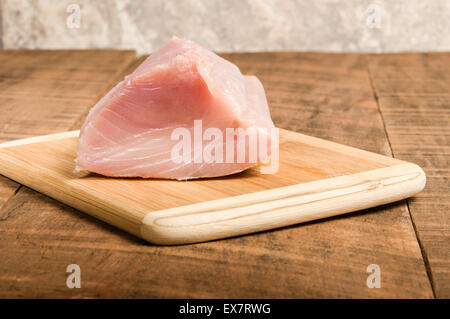 Rohen Thunfisch-Steak auf Schneidebrett für Vorbereitung Stockfoto