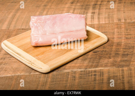 Rohen Thunfisch-Steak auf Schneidebrett für Vorbereitung Stockfoto