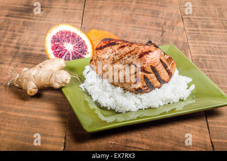 Thunfisch-Steak gegrillt mit Orangen-Ingwer-Sauce auf Reis Stockfoto