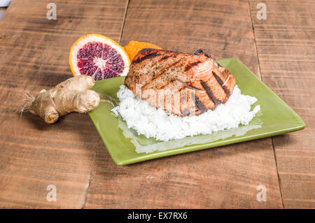 Thunfisch-Steak gegrillt mit Orangen-Ingwer-Sauce auf Reis Stockfoto