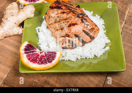 Thunfisch-Steak gegrillt mit Orangen-Ingwer-Sauce auf Reis Stockfoto