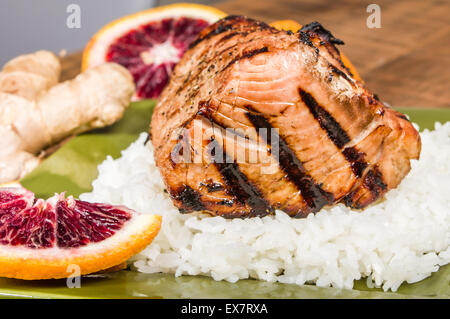 Thunfisch-Steak gegrillt mit Orangen-Ingwer-Sauce auf Reis Stockfoto