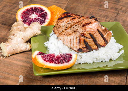 Thunfisch-Steak gegrillt mit Orangen-Ingwer-Sauce auf Reis Stockfoto