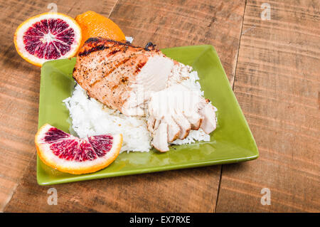 Thunfisch-Steak gegrillt mit Orangen-Ingwer-Sauce auf Reis Stockfoto