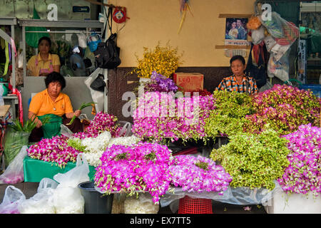 Verkauf von Blumen auf dem Pat Khlong Talat-Markt in Bangkok, Thailand Thai-Frauen Stockfoto