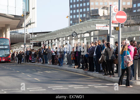 London, UK. 9. Juli 2015. Warteschlangen an der London Bridge als Tube Mitarbeiter gegangen in den Streik im gesamten Londoner U-Bahn-Netz in einer Reihe über Bezahlung und neue Night-Time-Services. Bildnachweis: Keith Larby/Alamy Live-Nachrichten Stockfoto