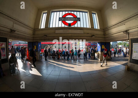 Morden, London UK. 9. Juli 2015. Pendler in die Warteschlange für Busse in London vor Morden Endstation Bahnhofsvorplatz auf der Northern Line. Bildnachweis: Malcolm Park Leitartikel/Alamy Live-Nachrichten Stockfoto