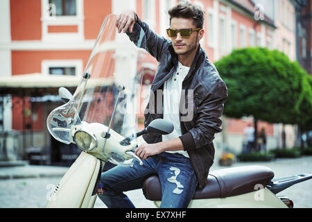 Porträt von ein hübscher junger Mann auf einem Motorrad Stockfoto