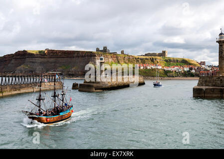 Whitby Hafen verlassen, einer Küstenstadt in North Yorkshire England Boot Stockfoto