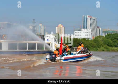 Lanzhou. 9. Juli 2015. Die Teilnehmer befassen sich mit Notfall während eines Feuers und Notfallübung statt am gelben Fluss in Lanzhou, Hauptstadt der Nordwesten Chinas Provinz Gansu, 9. Juli 2015, zur Vorbereitung der Flut-Saison in diesem Sommer. Bildnachweis: Chen Bin/Xinhua/Alamy Live-Nachrichten Stockfoto