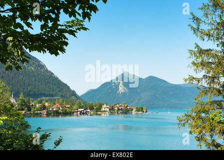 Blick auf den See Walchensee und dem Berg Jochberg in Bayern, Deutschland Stockfoto