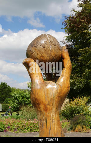 Sir Isaac Newton aus Holz Hand und Apple Skulpturenpark, Wyndham, Grantham, Lincolnshire, UK Stockfoto