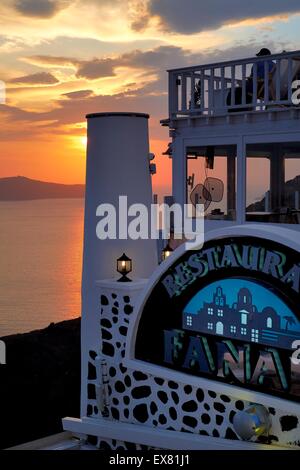 Ein Blick auf den Sonnenuntergang von einem Caldera Restaurant in Fira, Santorini, Griechenland Stockfoto